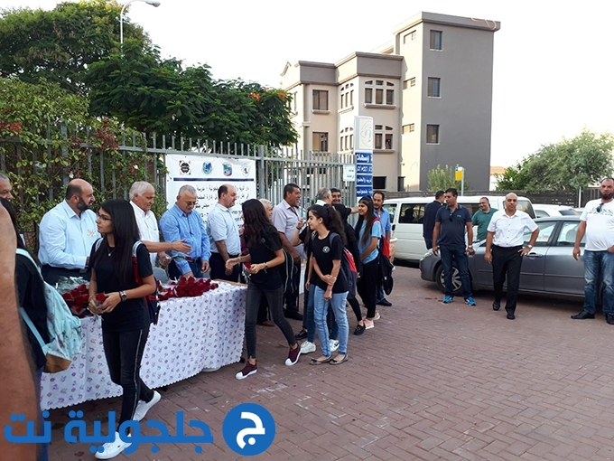 انتظام الدراسة في ثانوية جلجولية واستقبال الطلاب بالورود